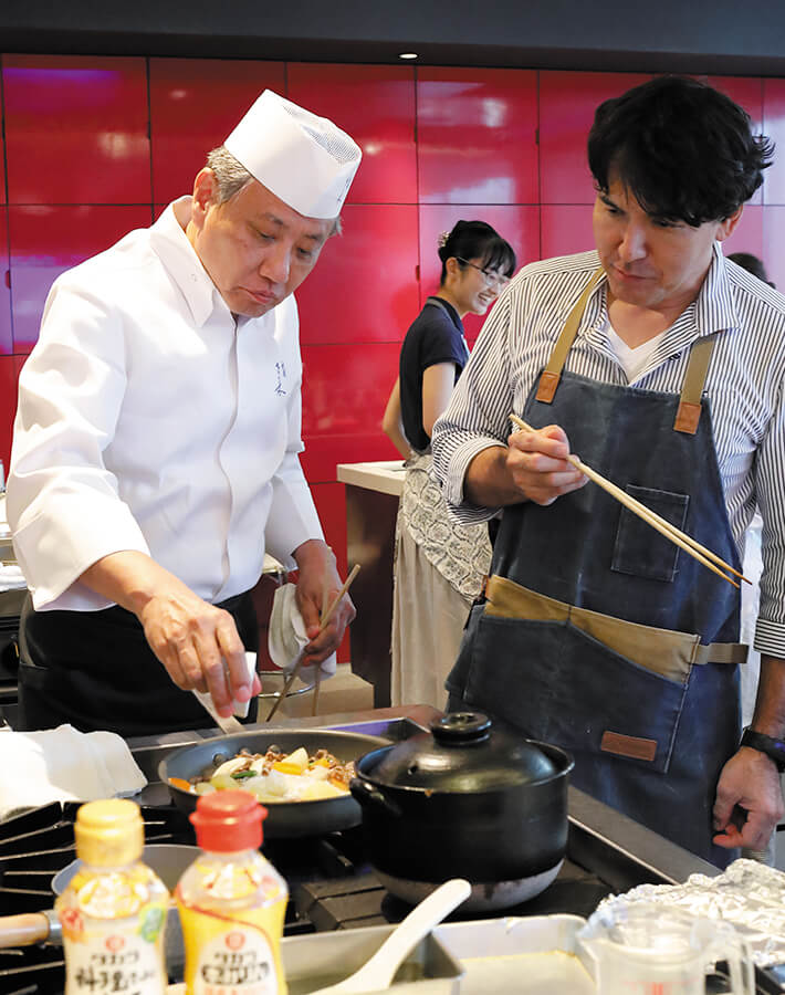 肉じゃがに本みりんやだしが入った合わせ調味料を投入。「覚えやすい割合だから、簡単にできますね」と参加者の皆さんからも大好評。