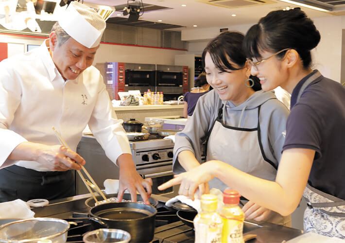 肉じゃがに本みりんやだしが入った合わせ調味料を投入。「覚えやすい割合だから、簡単にできますね」と参加者の皆さんからも大好評。