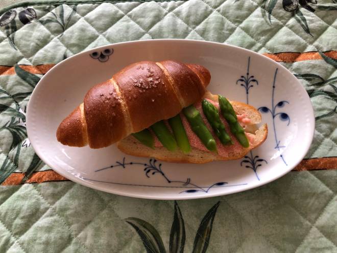 明太子味のぬるチーズとアスパラのサンドイッチ