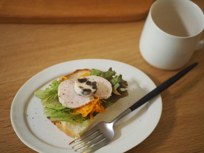 レーズンバターと鶏ハムのオープンサンド♪