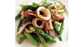 アスパラとやりいかの黒こしょう炒め