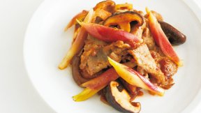 みょうが、豚肉、しいたけの梅じょうゆ炒め