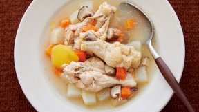 鶏手羽元とサイコロ野菜のスープ