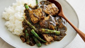 かじきといんげんの黒ごまカレー