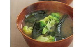 わかめとブロッコリーのみそ汁