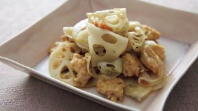 れんこんと鶏ひき肉の梅バター炒め