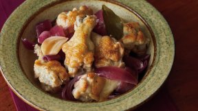 鶏手羽元と紫たまねぎのビネガーバター煮