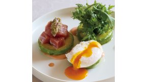 ポーチドエッグとまぐろのアボカドサラダ
