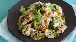 蒸し豚とレタスのオイスターごまだれ