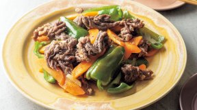 牛こまとにんじん、ピーマンのオイスターしょうゆ蒸し