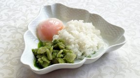 豚にら醤 ~炊き立てご飯と半熟卵を添えて~