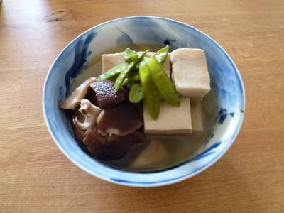 高野豆腐と青菜、きのこの煮物