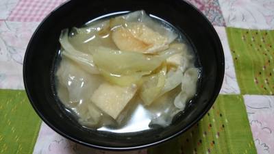 キャベツと油揚げのみそ汁