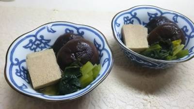 高野豆腐と青菜、きのこの煮物