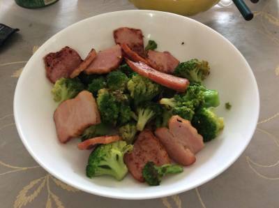 ブロッコリーのにんにくベーコン炒め