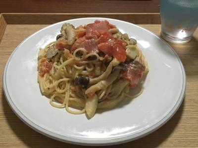 しめじとさけのトマトクリームパスタ