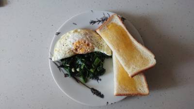 ほうれんそうソテー 目玉焼きのせ