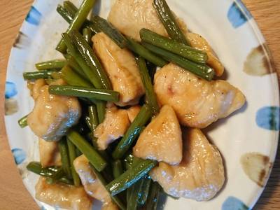 鶏むね肉とにんにくの芽の炒め物