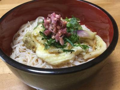 そうめん（みょうがの梅あえをのせて）