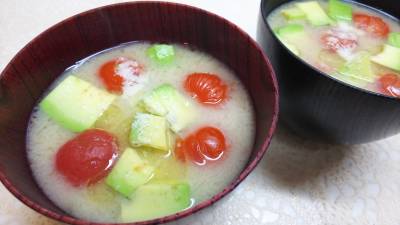 アボカドとミニトマトのみそ汁