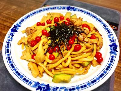 鶏肉とアボカドの焼きうどん