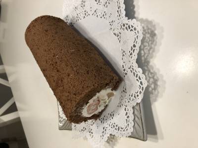 チョコ風味のチェリーロールケーキ