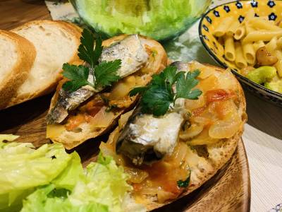 オイルサーディン缶のオープンサンド