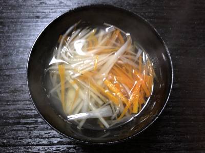 せん切り野菜の汁物