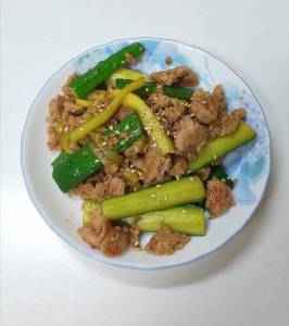 きゅうりとゴロっとそぼろのしょうが炒め