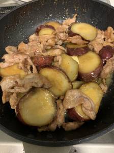 さつまいもと豚肉のバターじょうゆ焼き
