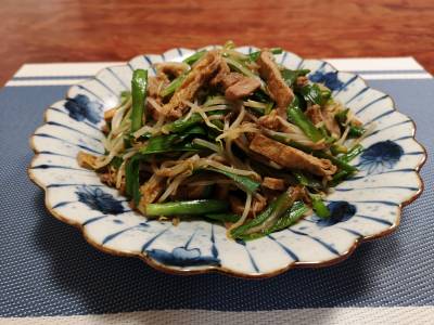 もやしと豚バラと油揚げのピリ辛炒め