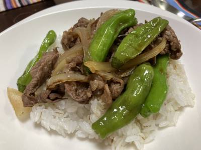 牛肉とたまねぎ、ししとうの炒め丼