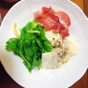 セロリと生ハムの オリーブオイル冷ややっこ