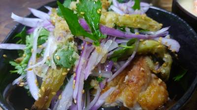 なすとチキンのエスニックサラダ