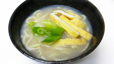 油揚げとねぎのうどん