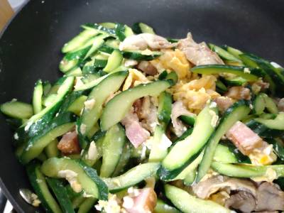 きゅうりと豚肉の卵炒め