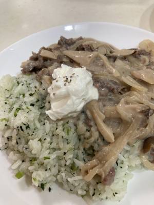 牛肉ときのこのミルクストロガノフ