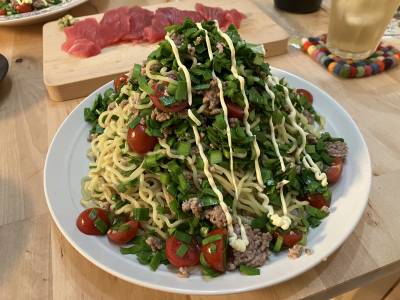 豚ひき肉とにら、トマトのあえ麺