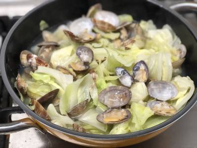 あさりと春キャベツのサッと蒸し