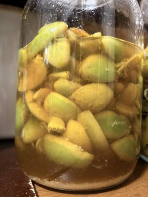 青梅のカリカリ漬け