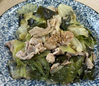 蒸し豚とレタスのオイスターごまだれ