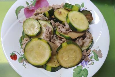 新しょうがとズッキーニのレモン炒め