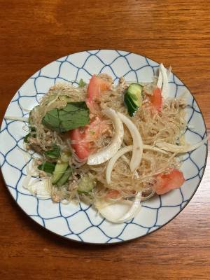 トマトとひき肉の和風春雨サラダ