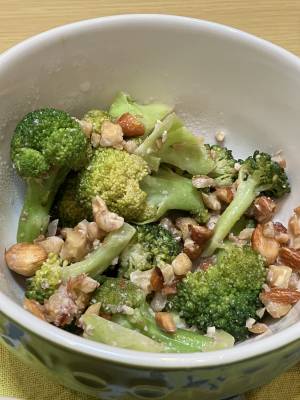 ブロッコリーのナッツあえ