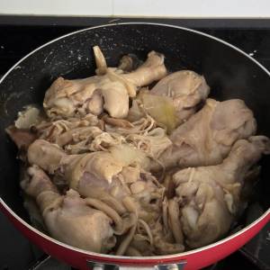 鶏手羽ときのこのワイン蒸し