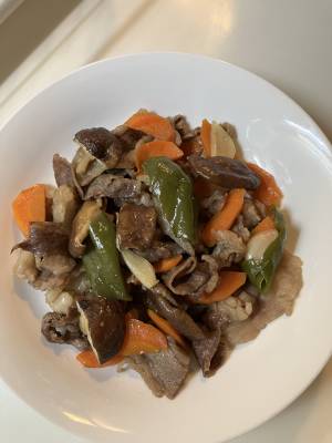 牛こまとにんじん、ピーマンのオイスターしょうゆ蒸し