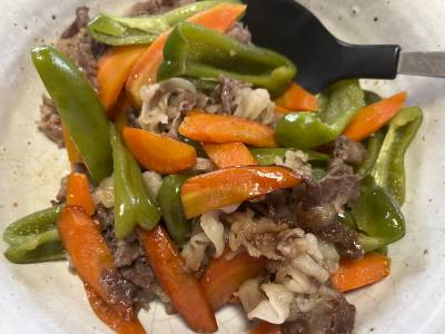 牛こまとにんじん、ピーマンのオイスターしょうゆ蒸し