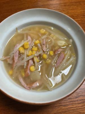 ソーセージともやしのみそバタースープ