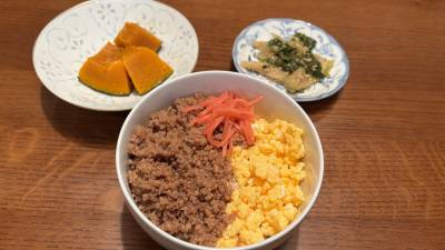 二色そぼろ丼